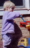 Anna_Playing_In_Dirt3_April02.jpg (51628 bytes)