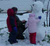 JacksonAnnaDaddySnowman_Dec03.jpg (62078 bytes)